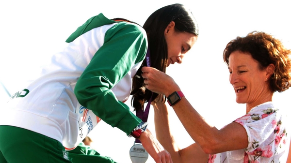 Sonia O'Sullivan presents daughter Sophie with her medal