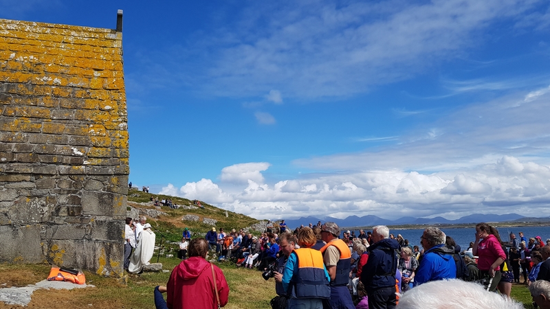 Sluaite oilithrigh ag freastal ar Fhéile Mhic Dara, Naomh Pátrún Iorras Aithneach
