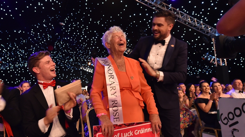 Nora Hawkes being crowned an Honorary Rose.