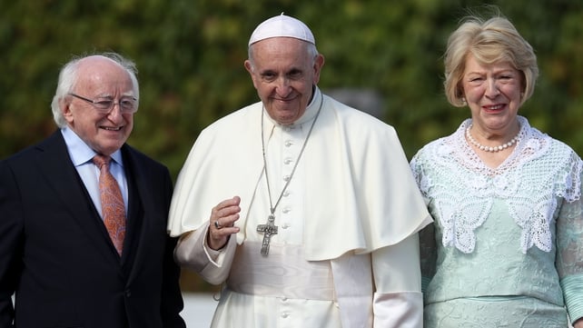 Céad míle fáilte - Pope Francis is welcomed by President Michael D Higgins and his wife Sabina at Áras an Uachtaráin