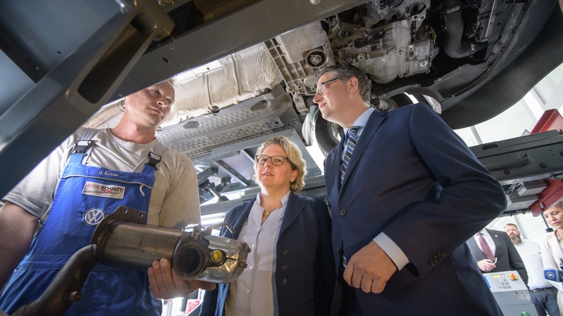 German officials being briefed on VW emissions tests.