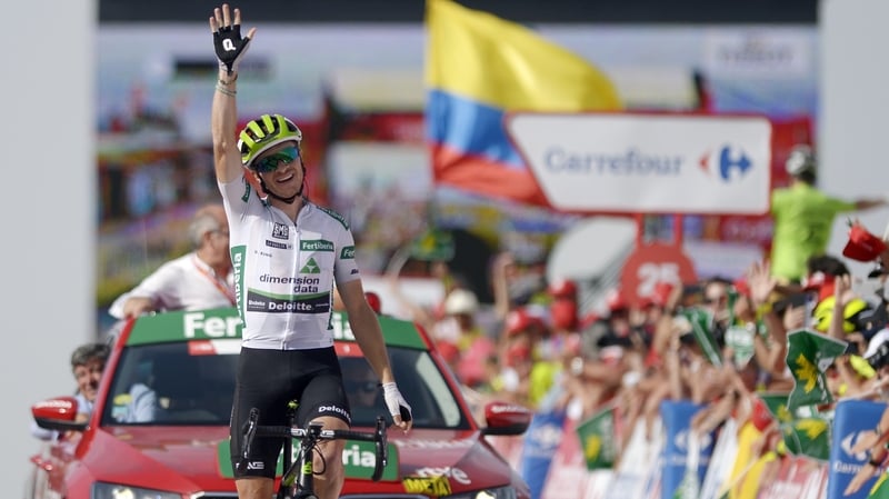 Benjamin King salutes the crowd s he crosses the line