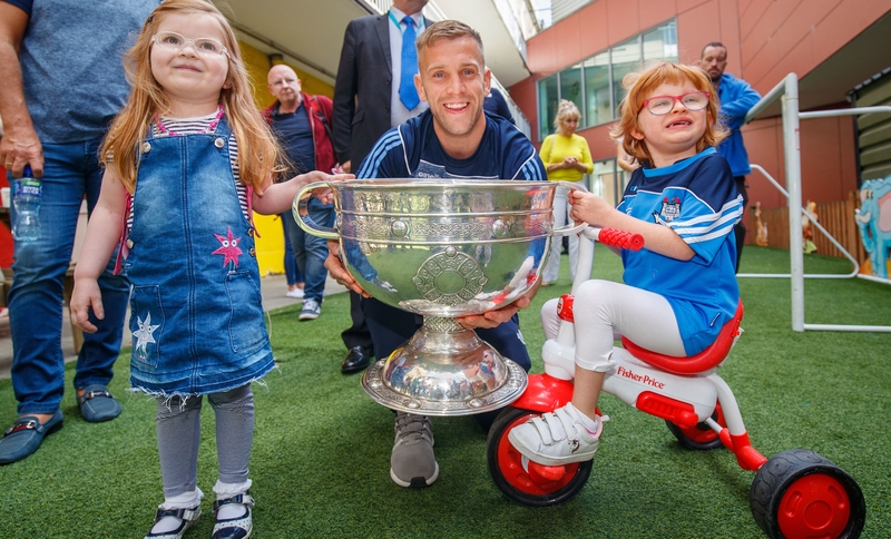Jonny Cooper with Dawn Fahy, 4 from Cork and Zoe Lonergan, 6 from Firhouse