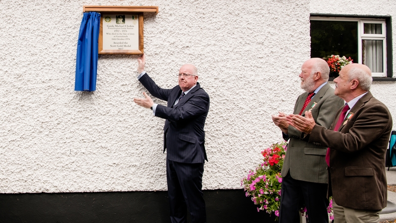 Minister for Justice Charlie Flanagan unveils the plaque this afternoon in Co Offaly (Pic: Sibel Geraghty Masters of Photography)