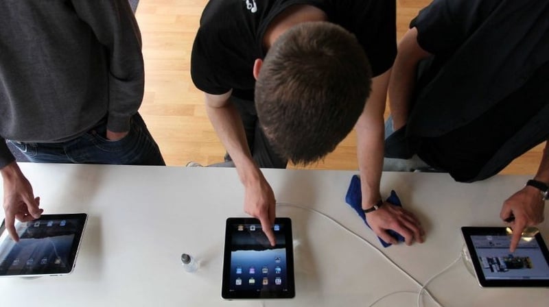 A DIT study has found a very significant association between shortsightedness and increased mobile data usage