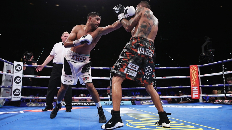 Amir Khan beat Samuel Vargas on points