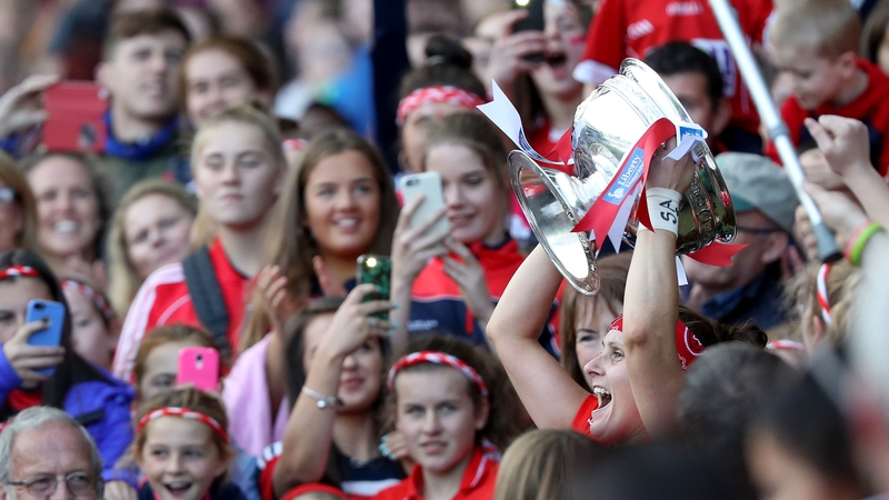 Murray lifts the O'Duffy Cup with the initials SA on her wrist