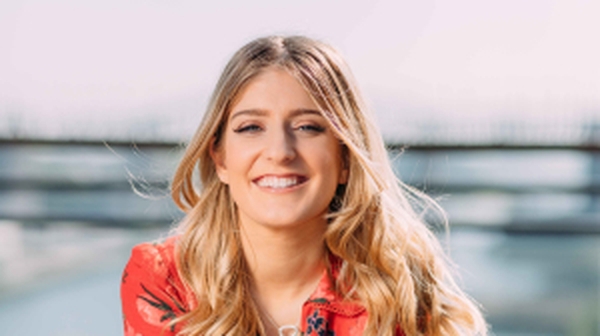Ar an mbóthar le Doireann Ní Ghlacáin