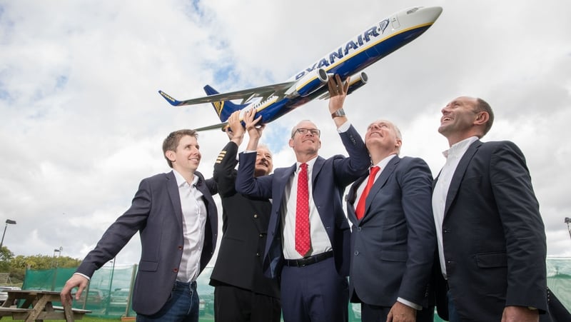 Neal McMahon, Deputy Director Flight Operations Ryanair, Cpt Andy O'Shea, Head of Crew Training AFTA, Tánaiste Simon Coveney, Niall McCarthy, MD Cork Airport and Kenny Jacobs, CMO Ryanair, at the launch