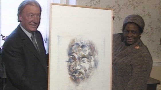 Charles Haughey and Adelaide Tambo with a portrait of Nelson Mandela by Louis Le Brocquy (1988)