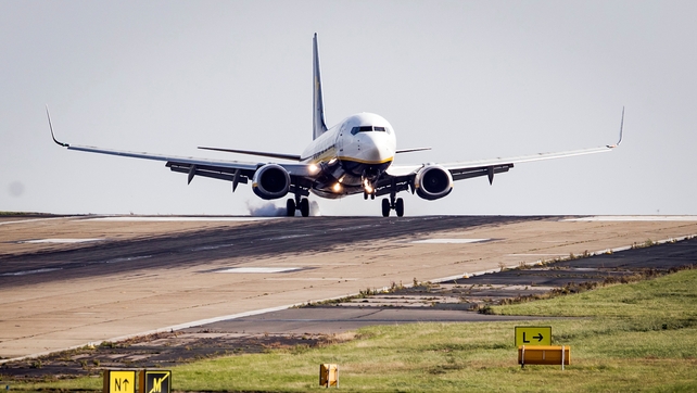 A Ryanair plane tries to land in crosswinds at Leeds/Bradford Airport