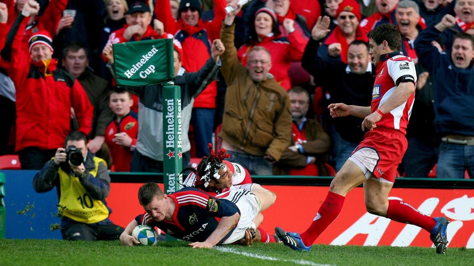 Hurley gets over the line against Gloucester, but the 'try' was ruled out by the TMO