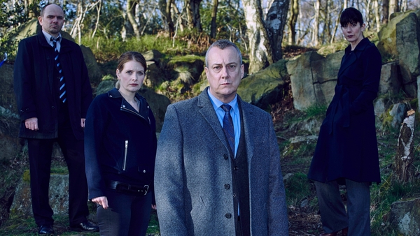 Stephen Tompkinson (centre)