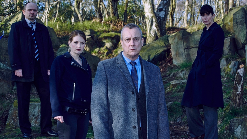 Stephen Tompkinson (centre)