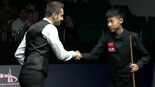 Mark Selby (L) shakes hands with Chinese player Chang Bingyu