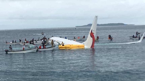 Locals in small boats scrambling to rescue the passengers and crew (Pic: James Yaingeluo)