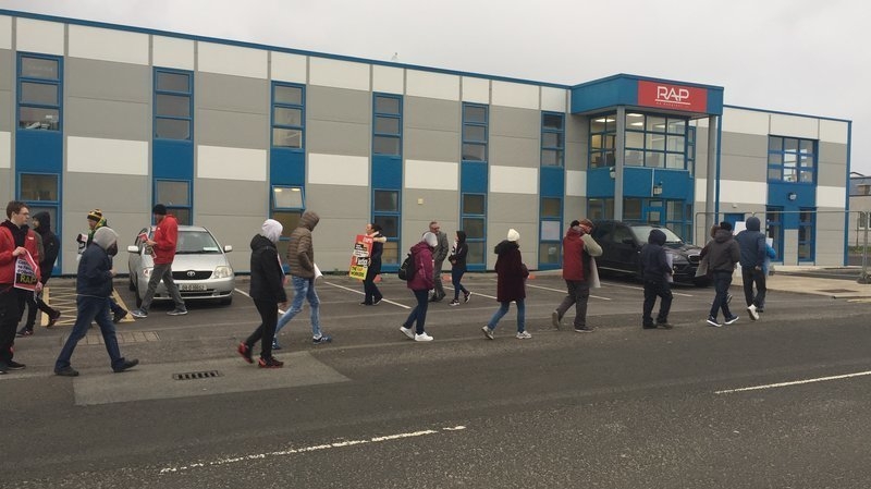 Oibrithe ón gceardchumann SIPTU ar stailc ag RA Pacáistí anuraidh