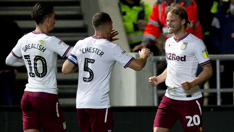 Birkir Bjarnason (R) celebrates his leveller