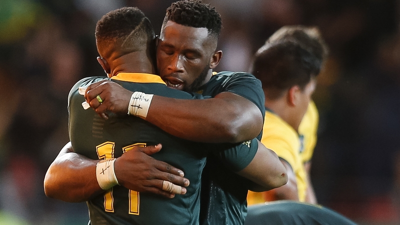 South Africa's Aphiwe Dyantyi (L) and Siya Kolisi embrace