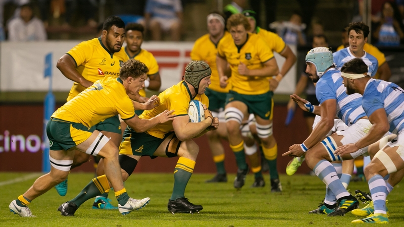 David Pocock (C) of Australia runs with the ball