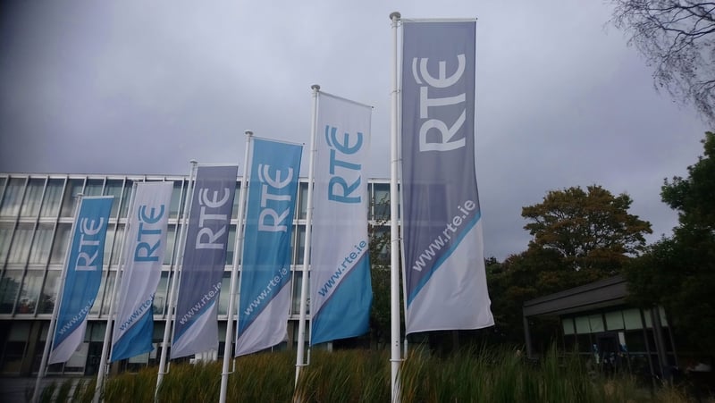 Moladh go n-athbhunódh RTÉ a rannóg clár Gaeilge ar bhonn lánaimseartha
