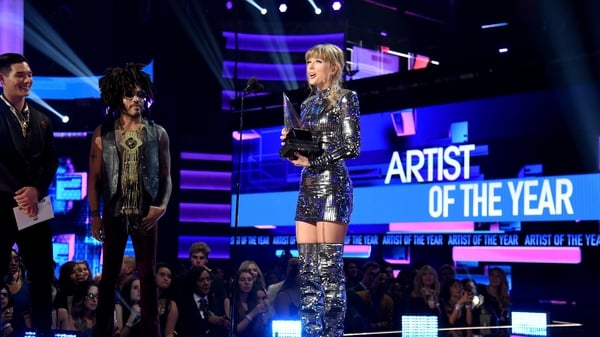 Taylor Swift accepts the award for Artist of the Year onstage during the 2018 American Music Awards