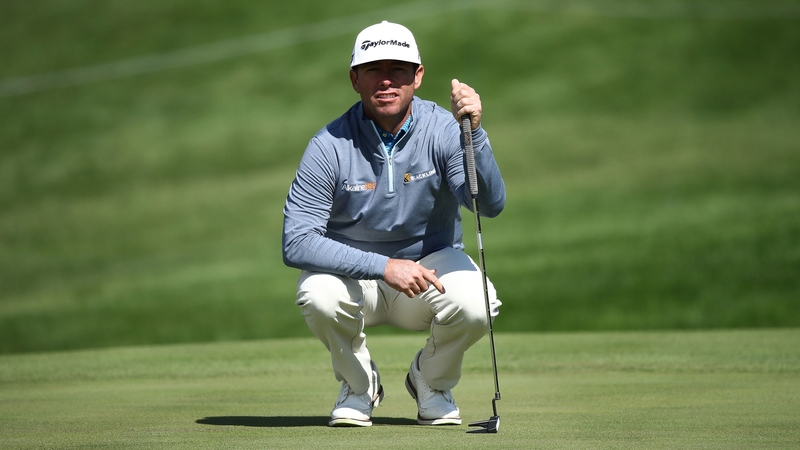 Chez Reavie eyes up a put on the way to taking the lead
