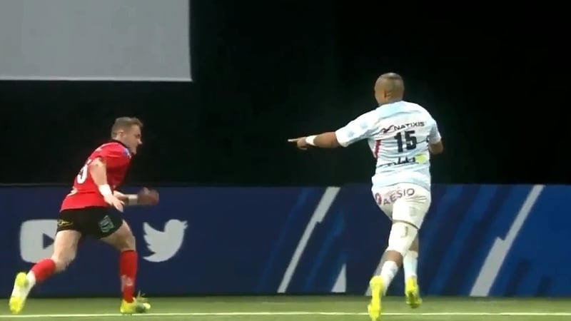 Simon Zebo points at Michael Lowry before crossing over