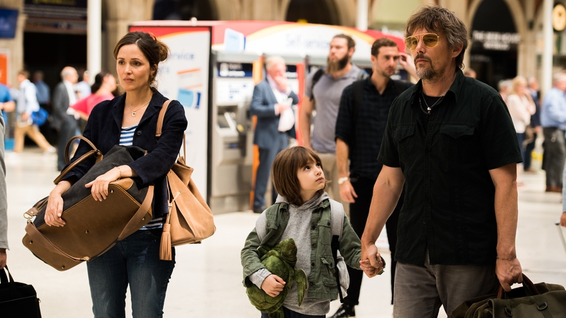 Rose Byrne as Annie, Azhy Robertson as Jackson and Ethan Hawke as Tucker in Juliet, Naked