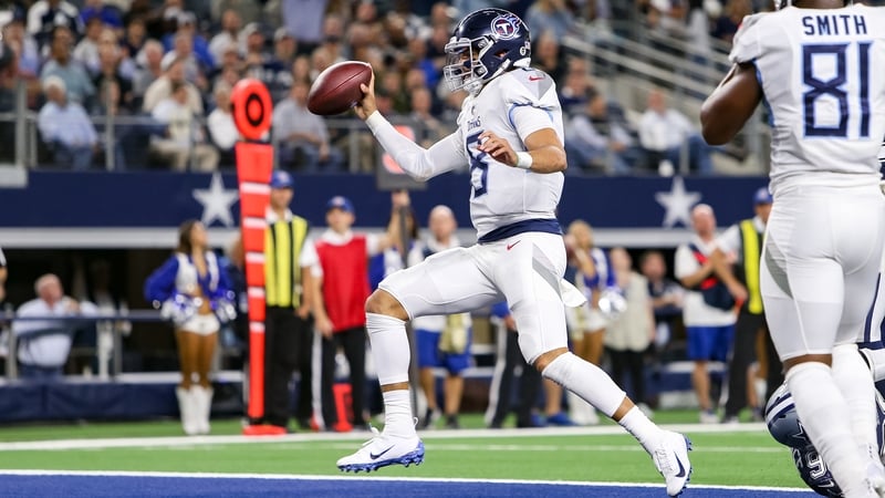 Mariota scores a touchdown for the Titans