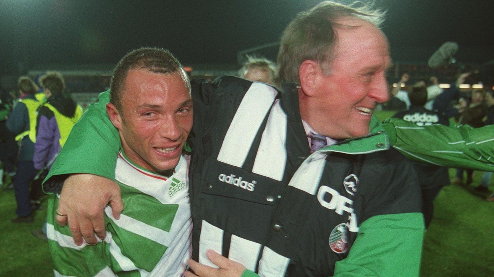 Terry Phelan celebrates with Maurice Setters