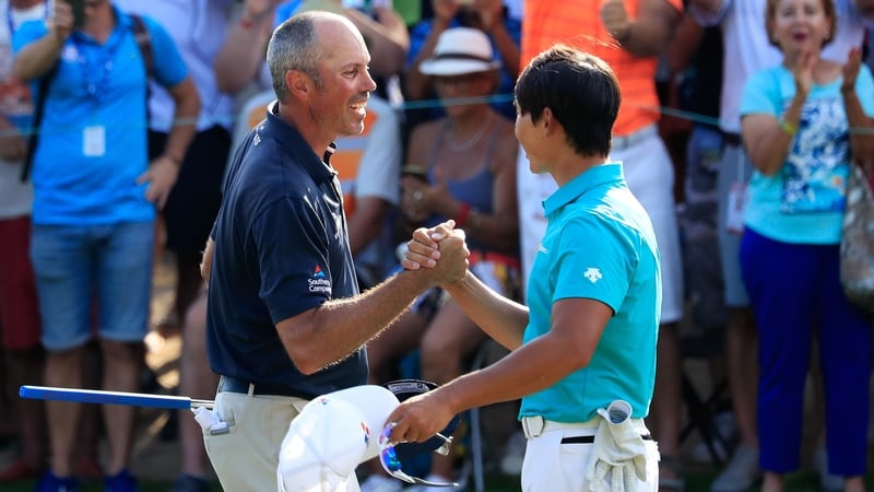 Matt Kuchar shakes hands with Whee Kim after his