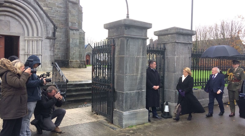 An tUachtarán ag déanamh a bhealach isteach d'Aifreann Éagnairce Mhíchíl Uí Shuilleabháin