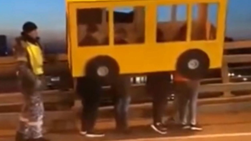 In a low-speed chase, police pursued the men on foot | Image: @dpskontrol_125rus