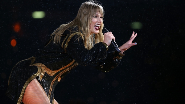 Taylor Swift signs new global record deal with UMG