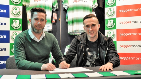 Stephen Bradley poses with new signing Aaron McEneff