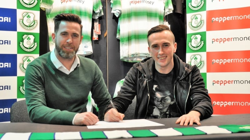 Stephen Bradley poses with new signing Aaron McEneff