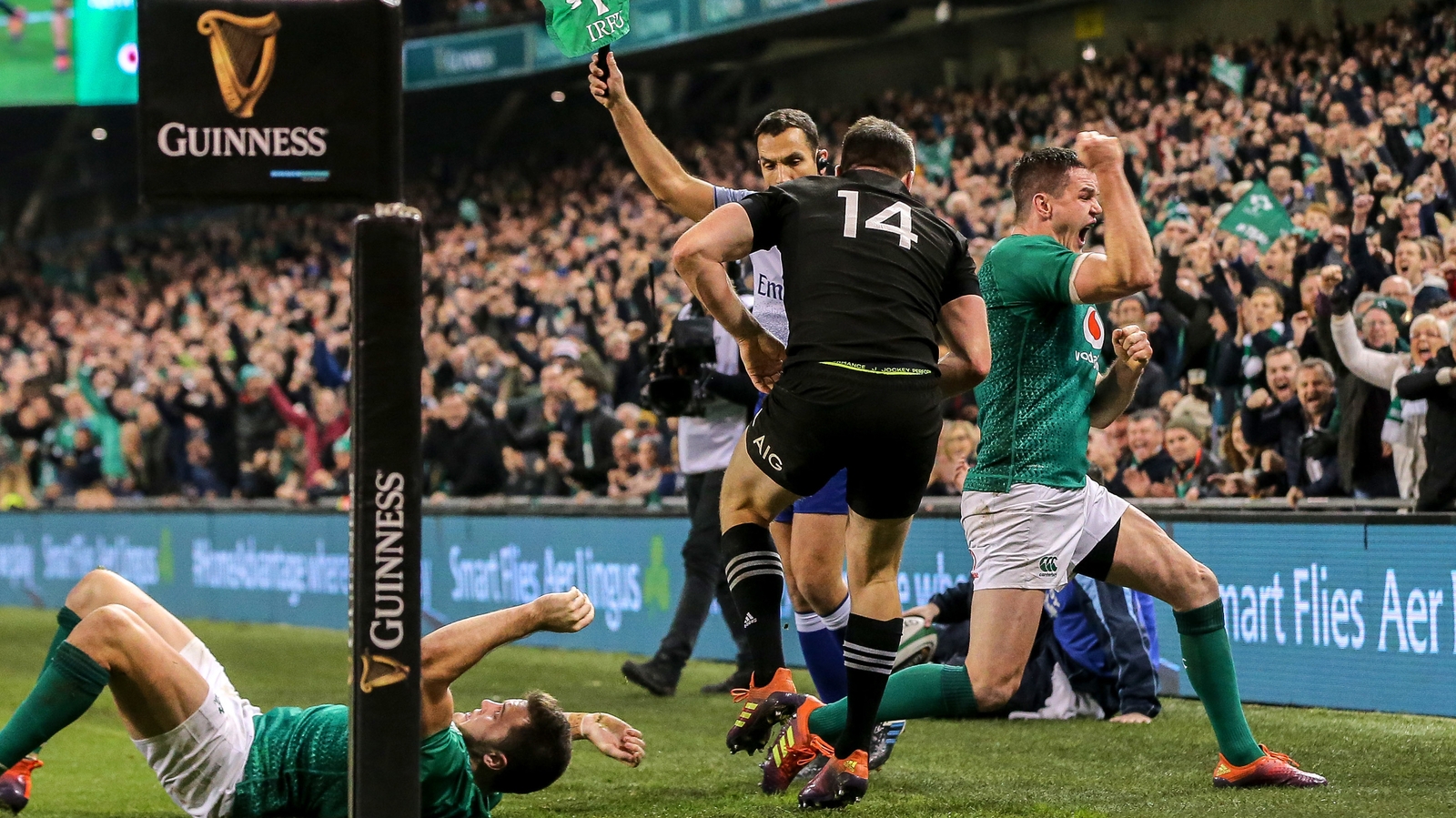 Sexton celebrates as Ireland win a late lineout