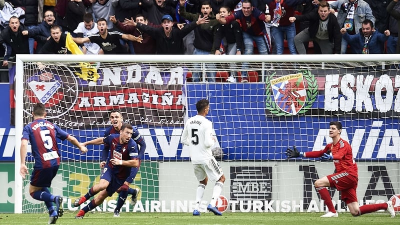 Sergi Enrich (C) scores Eibar's second goal
