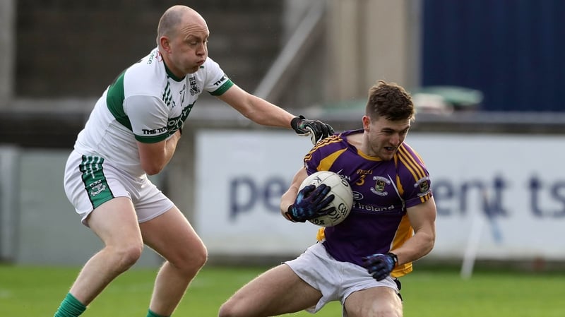 Kilmacud's Andrew McGowan evades Brian McCormack of Portlaoise