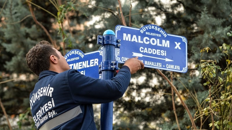 Municipality workers changed the signs of the street this morning