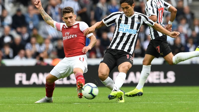 Lucas Torreira (L) makes a tackle