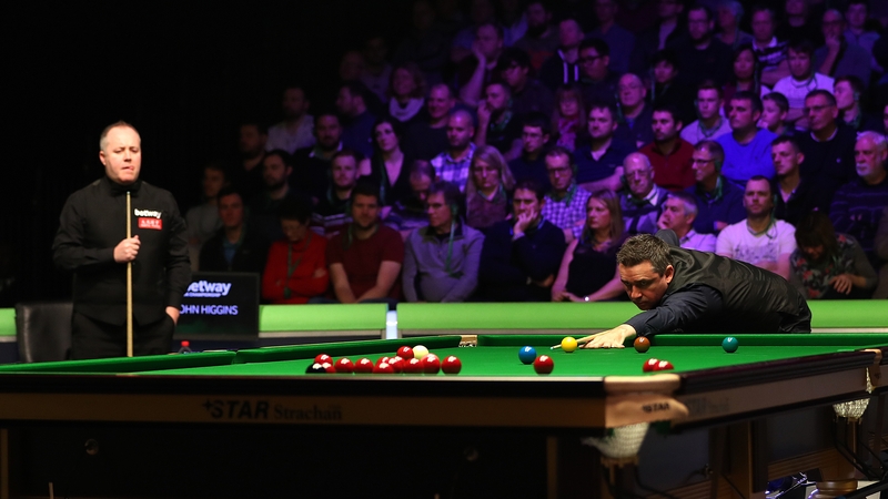 John Higgins lost the final three frames to Alan McManus (R)