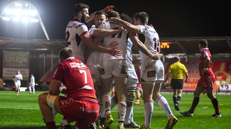 Jacob Stockdale celebrates his try with team-mates
