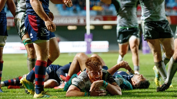 Connacht flanker Sean O'Brien touches down for a try