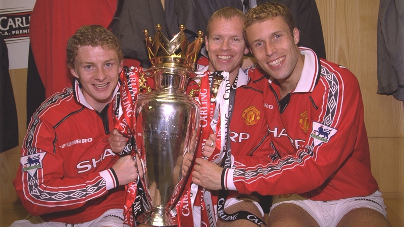 Ole Gunnar Solskjaer (L), Henning Berg (C) and Ronny Johnson with the Premiership trophy in 1999