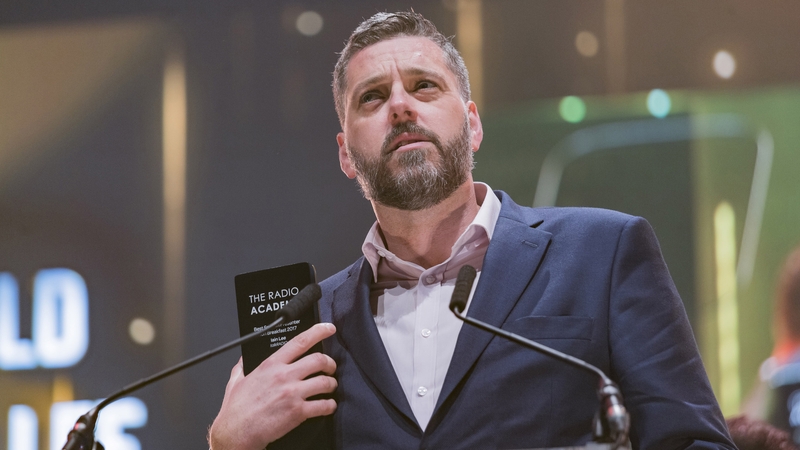 Radio host Iain Lee kept a suicidal man on the phone for half an hour while emergency services tried to find him