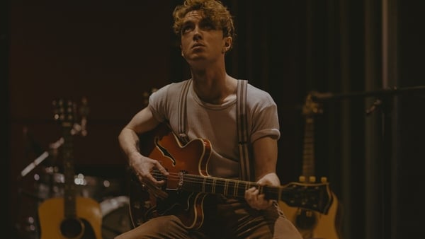 South Wind Blows at Christmas - watch David Keenan raise the roof