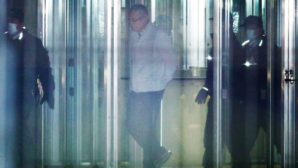 Greg Kelly (C) walks out of the Tokyo Detention House