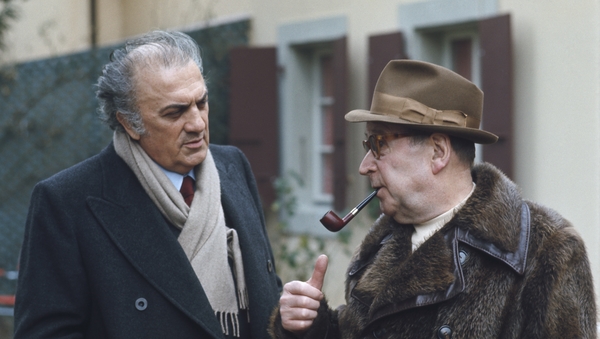 Georges Simenon (right) with legendary Italian film director Federico Fellini in 1977. (Photo: Jacques Haillot/Sygma via Getty Images)